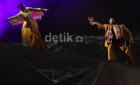 Pagelaran musikal tari kolosal Betawi ini mengangkat tokoh perempuan Betawi bernama Ariah.