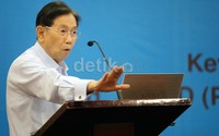 Menurut Kwik Kian Gie, pemerintah seharusnya lebih jujur dan transparan terkait kenaikan harba BBM tersebut.