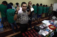 Polisi menunjukan barang bukti dan tersangka hasil operasi Nila Jaya 2013.