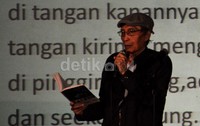 Penyair gaek Sapardi Djoko Damono menyapa para peserta Sing Your Poetry, ia batal membacakan puisinya karena kondisi kesehatannya yang kurang memungkinkan.