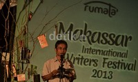 Penyair Joko Pinurbo membaca beberapa puisinya, yang di antaranya berjudul Celana Ibu.