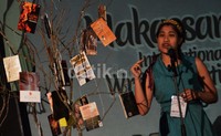 Penyair perempuan Khairani Okka Barokka membaca puisi berbahasa Inggrisnya di depan para pengunjung MIWF 2013.
