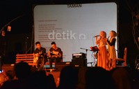 Puisi karya Chairil Anwar yang berjudul Taman, dibacakan oleh penyair perempuan Yuyun Yulianita Yusuf diiringi musik.