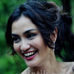 Falcon Pictures Segera Rilis Teaser Film Drama Percintaan Atiqah Hasiholan dan Joe Taslim