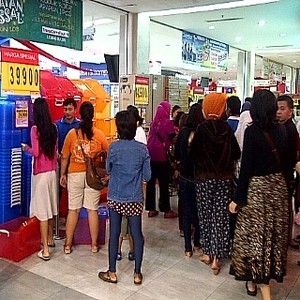 Midnight Sale Belum Dimulai, Pengunjung Antre Serbu Carrefour