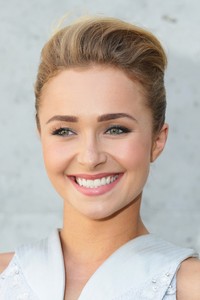 Lewat setelan rambut updo-nya, aktris Hayden Panettiere terlihat berseri-seri. Vittorio Zunino Celotto/Getty Images.