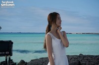 Kecantikan Yoona semakin memperindah pemandangan laut di belakangnya. (SME)