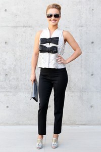 Hayden Panettiere melengkapi tampilan monokrom-nya dengan sepatu, tas, dan perhiasan dari Armani yang tampak serasi. Vittorio Zunino Celotto/Getty Images.