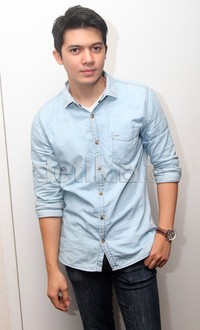     Suami Zaskia Sungkar itu tampil casual dalam balutan kemeja dan celana denim. Gus Mun/detikHOT.