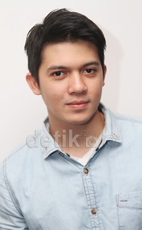 Rambutnya ditata rapi ke samping. Gus Mun/detikHOT.