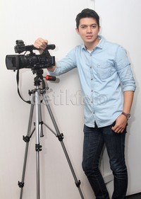     Pose Irwansyah di depan kamera. Gus Mun/detikHOT.