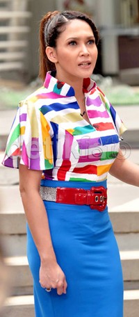 Belt merah terang membuat penampilan Maia semakin berwarna. Noel/detikHOT.