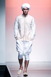 Jakarta, Indonesia - 26 Juni 2013. Ronald V Gaghana Elements. Jakarta Islamic Fashion Week 2013 at Hall Jakarta Convention Center. Senayan. Jakarta. [Foto: Mohammad abduh/Wolipop]