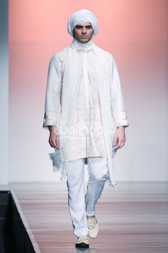 Jakarta, Indonesia - 26 Juni 2013. Ronald V Gaghana Elements. Jakarta Islamic Fashion Week 2013 at Hall Jakarta Convention Center. Senayan. Jakarta. [Foto: Mohammad abduh/Wolipop]