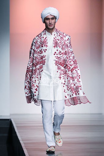 Jakarta, Indonesia - 26 Juni 2013. Ronald V Gaghana Elements. Jakarta Islamic Fashion Week 2013 at Hall Jakarta Convention Center. Senayan. Jakarta. [Foto: Mohammad abduh/Wolipop]
