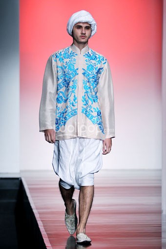 Jakarta, Indonesia - 26 Juni 2013. Ronald V Gaghana Elements. Jakarta Islamic Fashion Week 2013 at Hall Jakarta Convention Center. Senayan. Jakarta. [Foto: Mohammad abduh/Wolipop]
