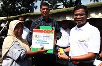 Direktur Finance & Strategy Bank Mandiri Pahala N. Mansury menjual paket sembako murah disaksikan Komandan Paspampres, Brigjen TNI Doni Monardo.