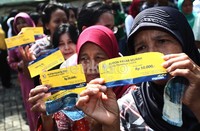 Warga tampak antre untuk membeli sembako murah.