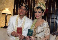 Sang buah hati dipinang oleh teman kecilnya yang juga sudah dikenal oleh keluarga Indro.