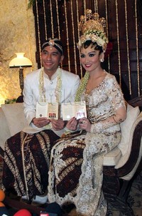 Adham menikahi Paramitha dengan mas kawin seperangkat alat solat dan emas seberat 10 gram.