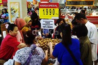 Para pengunjung memilih berbagai produk dan kebutuhan keluarga. Misalnya buah kelengkeng yang didiskon.