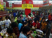 Hari semakin malam, jumlah pengunjung bukannya sepi malah semakin ramai dan mereka memilih produk yang harganya banting-bantingan.