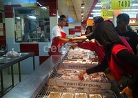 Kondisi penuh sesak pengunjung pun terjadi di gerai ayam potong. Bahkan ibu-ibu rela antre dan berusaha merebut ayam potong yang sudah dibungkusi petugasnya, seharga Rp 17.500 per ekor.