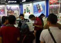 Gerai handphone juga dipadati pengunjung.
