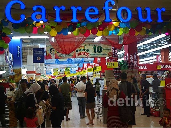 Midnight Sale Carrefour Dipadati Pengunjung
