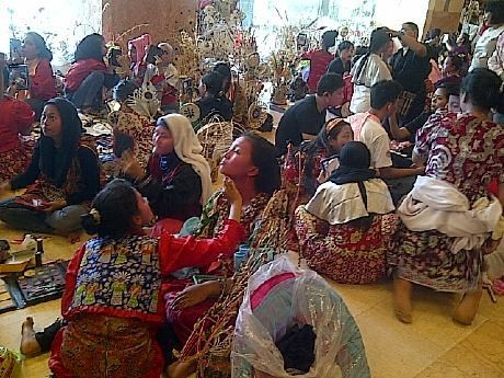 Siswa-siswi Peserta Jakarnaval Mulai Berdandan di Balai Kota