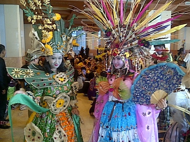 Ini Dia Kostum Kreasi Ondel Ondel Jakarnaval 2013