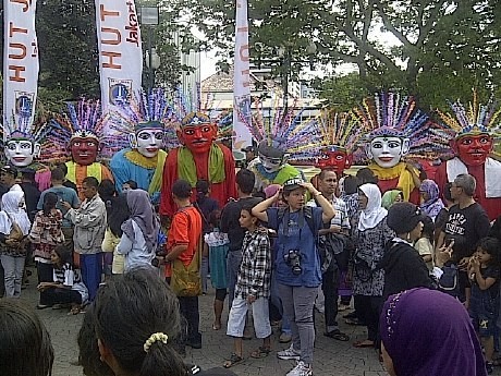 Nonton Jakarnaval, Warga Antusias Menyemut di Balai Kota