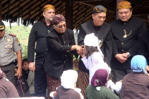 Upacara Ruwatan Anak Rambut Gimbal di Dieng Dihadiri Dubes Slovakia