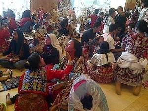 Siswa-siswi Peserta Jakarnaval Mulai Berdandan di Balai Kota