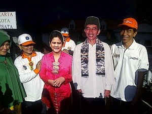 Didampingi Iriana, Jokowi Keliling di Bazar Monas