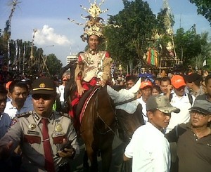 Naik Kuda, Jokowi Lambaikan Tangan ke Warga Jakarta