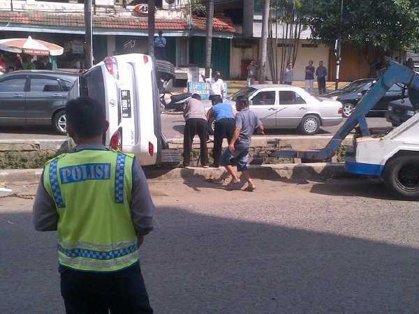 Sebelum Terguling ke Selokan di Kedoya, Lexus Tabrak Mazda 2 Kali