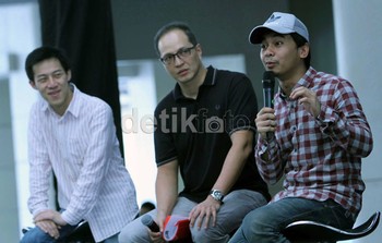 Penulis dan Aktor, Raditya Dika, Brand Manager Djarum Black, Raymond Portier, serta Founder & Chief TechnologyOfficer (CTO) Kaskus Network, Andrew Darwis pada acara konferensi persdan pengumuman pemenang Djarum Black Apps Competition 2013