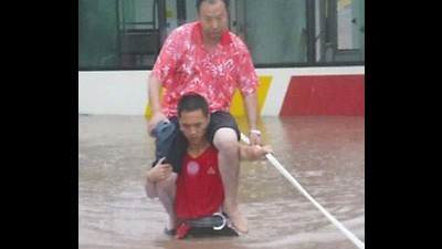 Sopir Taksi di China di-Bully Gara-gara Minta Digendong Saat Banjir