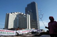     Spanduk bertuliskan ajakan kegiatan saat memasuki bulan suci Ramadhan, terbentang di Bunderan Hotel Indonesia, Jakarta Pusat, Minggu (30/06). Grandyos Zafna/detikcom
