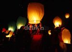 Ribuan Wisatawan Lepas Lampion Di DFC