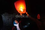 Ribuan Wisatawan Lepas Lampion Di DFC