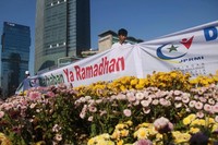 Dalam rangka memasuki bulan suci Ramdahan, sejumlah massa dari Jaringan Pemuda dan Remaja Masjid Indonesia (JPRMI), melakukan aksi unjukrasa di Bundaran Hotel Indonesia, Jakarta Pusat, Minggu (30/06). Grandyos Zafna/detikcom