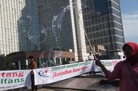 Dalam aksinya mereka mensosialisasikan dan mengajak umat islam untuk mengoptimilisasi kegiatan di Masjid dan melakukan infaq serta sedekah, saat bulan suci Ramadhan. Grandyos Zafna/detikcom