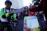     Masyarakat yang tengah berolahraga di kawasan Bunderan Hotel Indonesia, Jakarta, mendapat selembaran jadwal buka puasa di bulan suci Ramadhan. Grandyos Zafna/detikcom