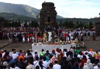 Sementara barisan kirab yang mengiringi 2 delman yang ditumpangi 7 anak gimbal terdiri pengawal utama. Para pengawal itu yakni 2 tokoh sesepuh Cucuk Ing Ngayodya, 2 orang pembawa tungku dupa penolak bala, para prajurit pembawa tombak, keris dan pusaka lainnya, serta dua orang pembawa bunga cucuk lampah (pembuka jalan). Agung Pambudhy/Detikcom