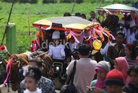 Kirab yang dilakukan dengan berkeliling desa juga diikuti para sesepuh, tokoh masyarakat, kelompok paguyuban seni tradisional, dan masyarakat. Agung Pambudhy/Detikcom