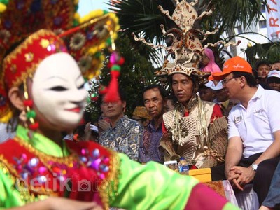 Tampil Busana Khusus Jokowi Buka Jakarnaval 2013