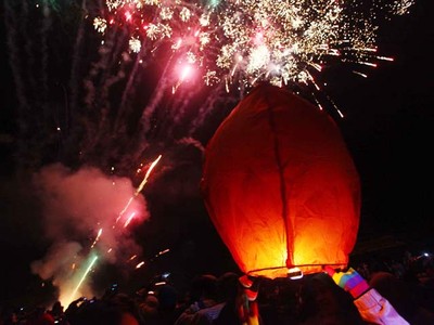 Ribuan Wisatawan Lepas Lampion Di DFC