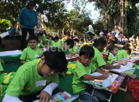 anak-anak mengikuti lomba melukis dan mewarnai